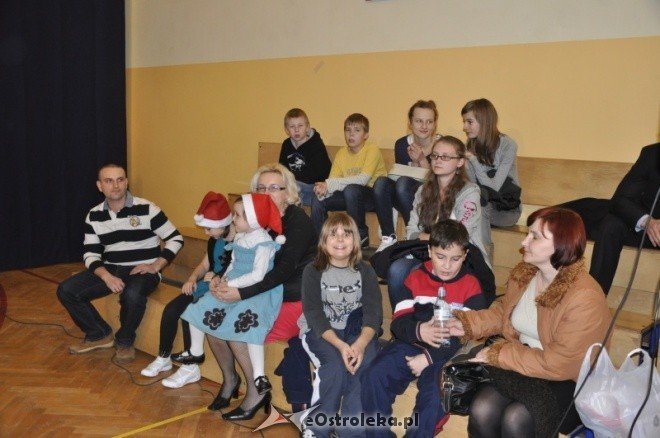 SP 6: Jasełka, kiermasz świąteczny i wspólne kolędowanie [16.XII.2011] - zdjęcie #3 - eOstroleka.pl