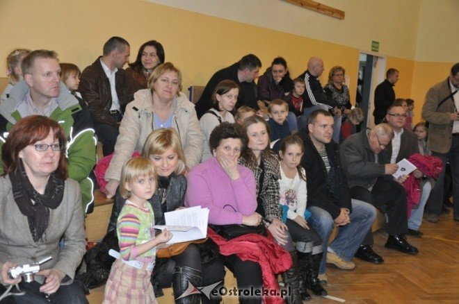 SP 6: Jasełka, kiermasz świąteczny i wspólne kolędowanie [16.XII.2011] - zdjęcie #32 - eOstroleka.pl