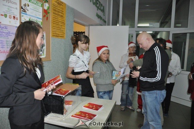 SP 6: Jasełka, kiermasz świąteczny i wspólne kolędowanie [16.XII.2011] - zdjęcie #7 - eOstroleka.pl