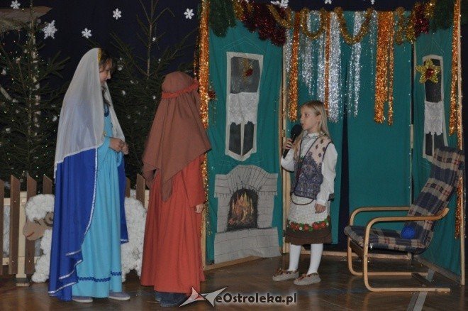 SP 6: Jasełka, kiermasz świąteczny i wspólne kolędowanie [16.XII.2011] - zdjęcie #24 - eOstroleka.pl