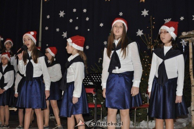 SP 6: Jasełka, kiermasz świąteczny i wspólne kolędowanie [16.XII.2011] - zdjęcie #26 - eOstroleka.pl