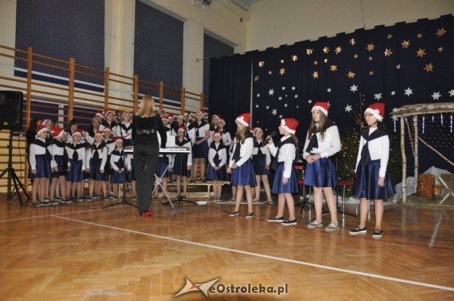 SP 6: Jasełka, kiermasz świąteczny i wspólne kolędowanie [16.XII.2011] - zdjęcie #28 - eOstroleka.pl