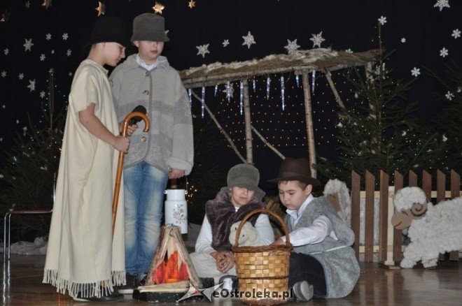 SP 6: Jasełka, kiermasz świąteczny i wspólne kolędowanie [16.XII.2011] - zdjęcie #29 - eOstroleka.pl