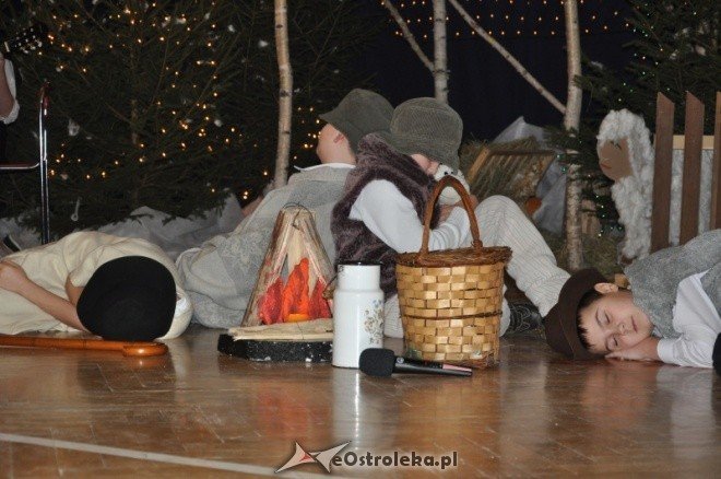 SP 6: Jasełka, kiermasz świąteczny i wspólne kolędowanie [16.XII.2011] - zdjęcie #6 - eOstroleka.pl