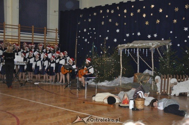 SP 6: Jasełka, kiermasz świąteczny i wspólne kolędowanie [16.XII.2011] - zdjęcie #33 - eOstroleka.pl