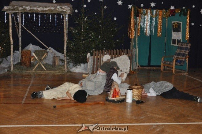 SP 6: Jasełka, kiermasz świąteczny i wspólne kolędowanie [16.XII.2011] - zdjęcie #3 - eOstroleka.pl