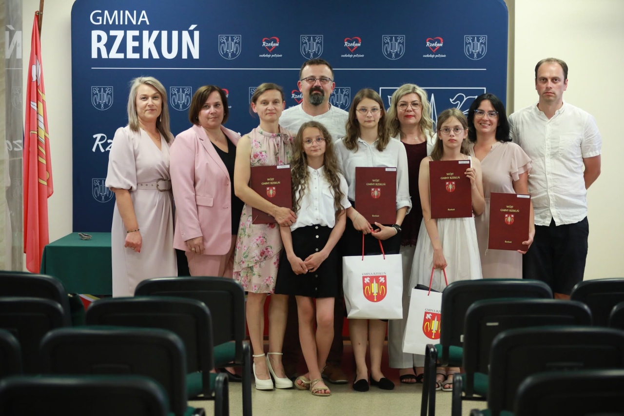 Wręczenie nagród najzdolniejszym uczniom z gminy Rzekuń [26.06.2026] - zdjęcie #31 - eOstroleka.pl