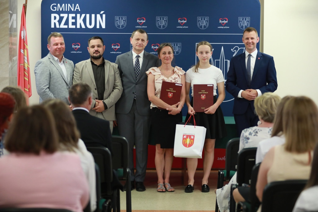 Wręczenie nagród najzdolniejszym uczniom z gminy Rzekuń [26.06.2026] - zdjęcie #24 - eOstroleka.pl