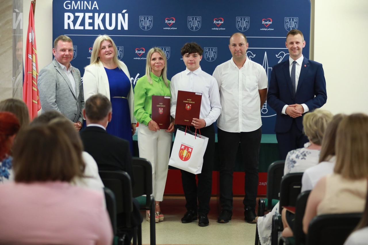 Wręczenie nagród najzdolniejszym uczniom z gminy Rzekuń [26.06.2026] - zdjęcie #18 - eOstroleka.pl
