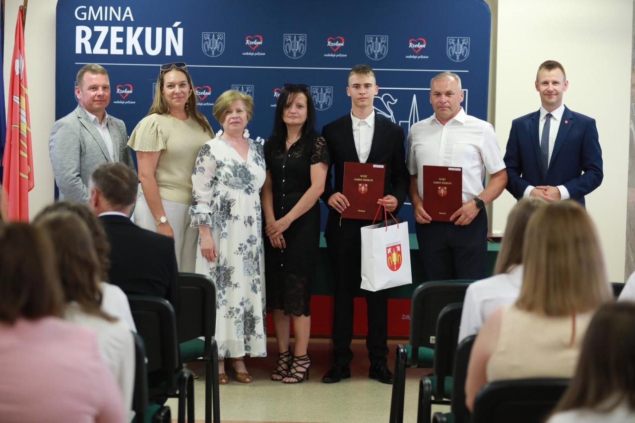 Wręczenie nagród najzdolniejszym uczniom z gminy Rzekuń [26.06.2026] - zdjęcie #17 - eOstroleka.pl