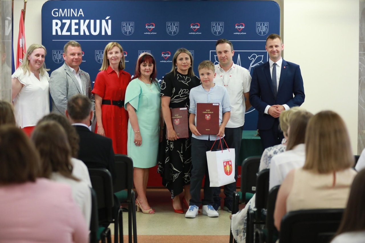 Wręczenie nagród najzdolniejszym uczniom z gminy Rzekuń [26.06.2026] - zdjęcie #16 - eOstroleka.pl