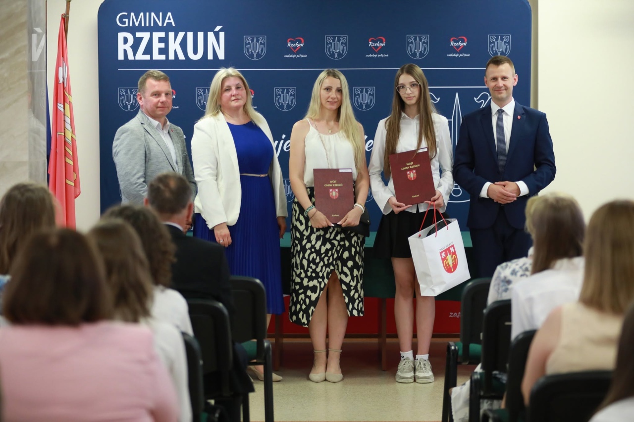Wręczenie nagród najzdolniejszym uczniom z gminy Rzekuń [26.06.2026] - zdjęcie #13 - eOstroleka.pl
