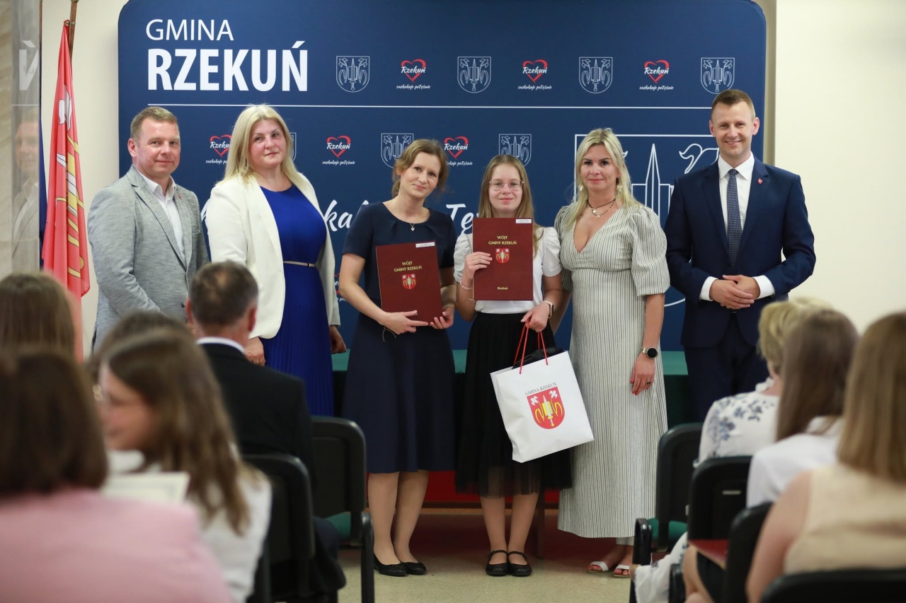 Wręczenie nagród najzdolniejszym uczniom z gminy Rzekuń [26.06.2026] - zdjęcie #8 - eOstroleka.pl
