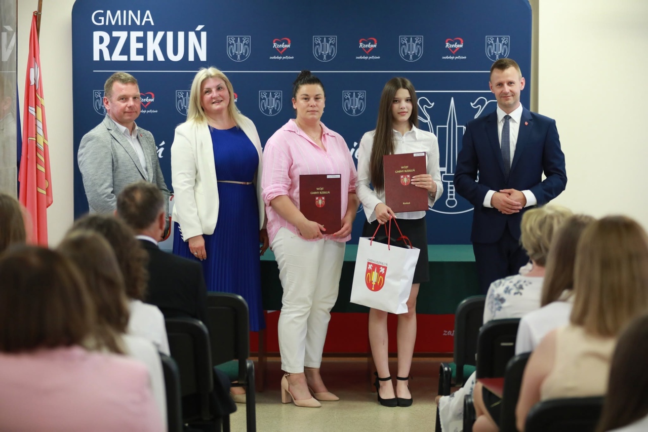 Wręczenie nagród najzdolniejszym uczniom z gminy Rzekuń [26.06.2026] - zdjęcie #7 - eOstroleka.pl