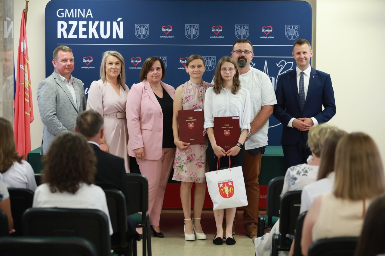 Wręczenie nagród najzdolniejszym uczniom z gminy Rzekuń [26.06.2026] - zdjęcie #5 - eOstroleka.pl