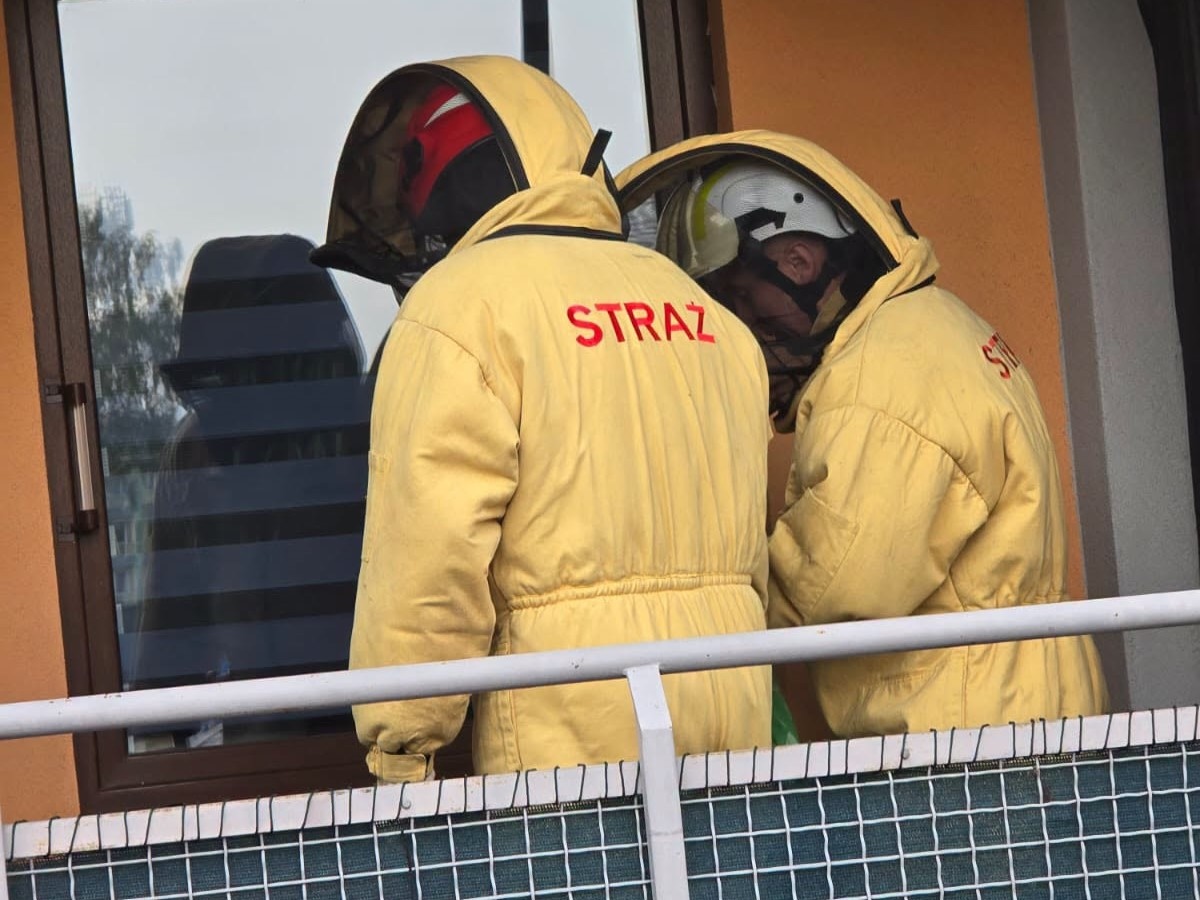 Pilna akcja strażacka w bloku przy Cieplińskiego [01.07.2026] - zdjęcie #2 - eOstroleka.pl