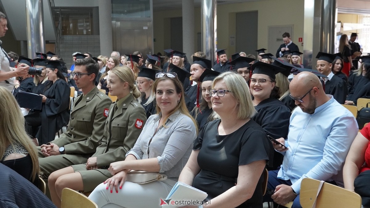 130 absolwentów odebrało dyplomy w WSAP. Po raz pierwszy wręczono tytuły magistra! [03.07.2026] - zdjęcie #111 - eOstroleka.pl