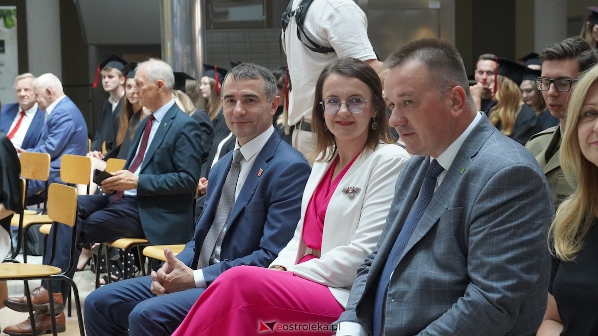 130 absolwentów odebrało dyplomy w WSAP. Po raz pierwszy wręczono tytuły magistra! [03.07.2026] - zdjęcie #108 - eOstroleka.pl