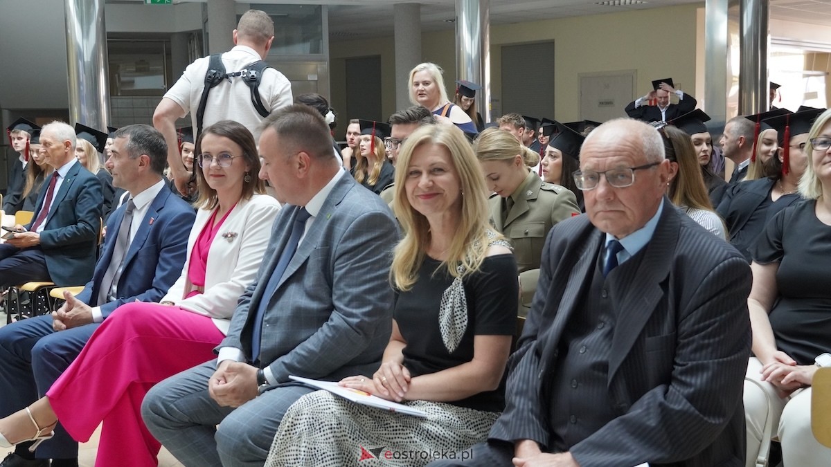 130 absolwentów odebrało dyplomy w WSAP. Po raz pierwszy wręczono tytuły magistra! [03.07.2026] - zdjęcie #107 - eOstroleka.pl