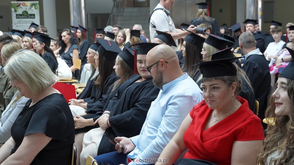 130 absolwentów odebrało dyplomy w WSAP. Po raz pierwszy wręczono tytuły magistra! [03.07.2026] - zdjęcie #106 - eOstroleka.pl
