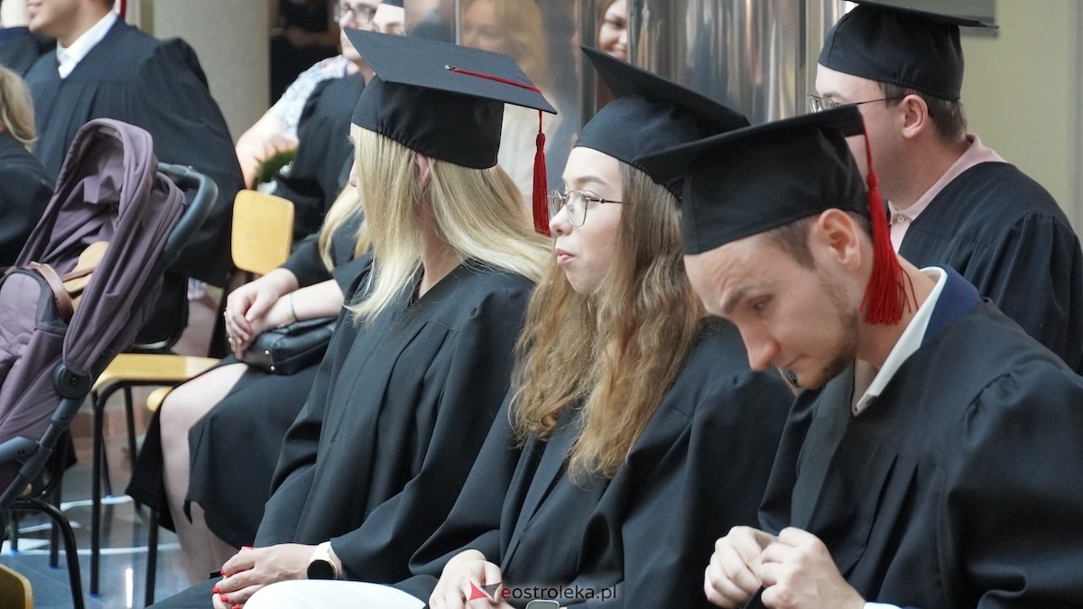 130 absolwentów odebrało dyplomy w WSAP. Po raz pierwszy wręczono tytuły magistra! [03.07.2026] - zdjęcie #102 - eOstroleka.pl