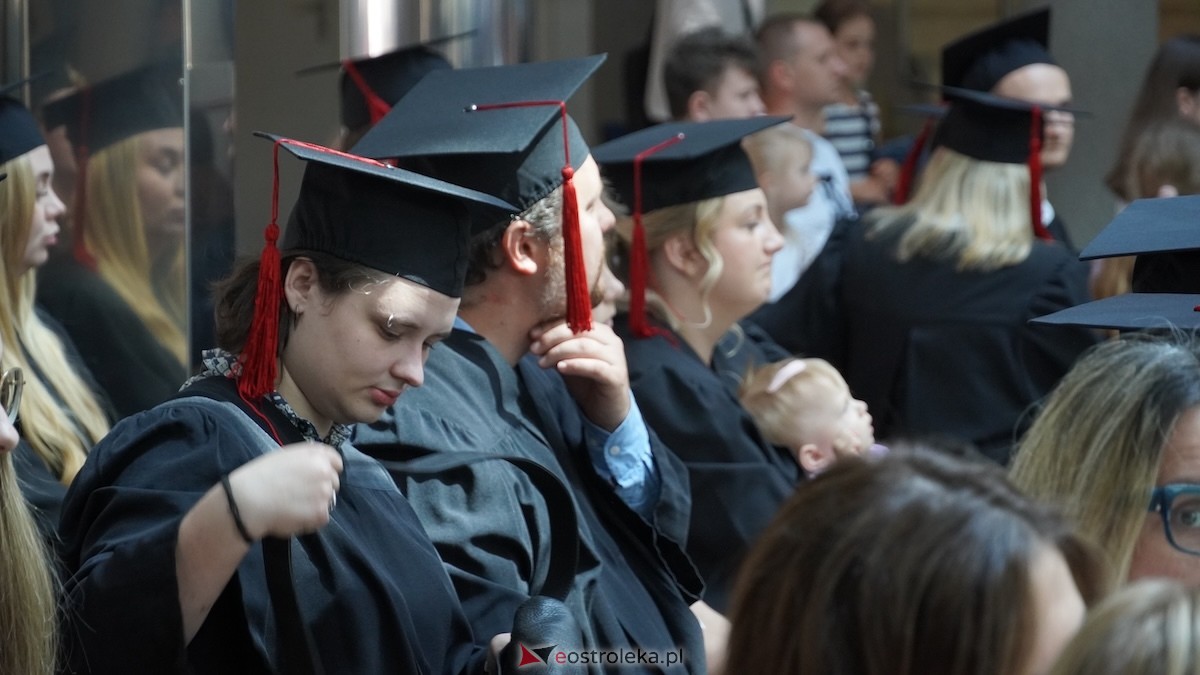 130 absolwentów odebrało dyplomy w WSAP. Po raz pierwszy wręczono tytuły magistra! [03.07.2026] - zdjęcie #92 - eOstroleka.pl