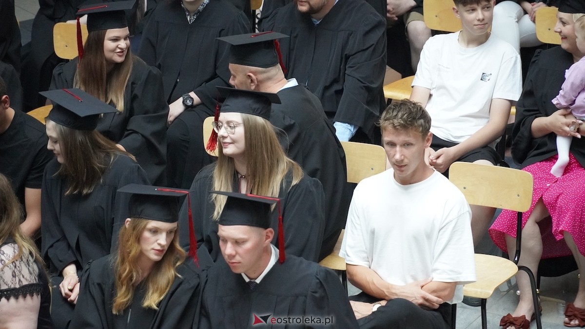 130 absolwentów odebrało dyplomy w WSAP. Po raz pierwszy wręczono tytuły magistra! [03.07.2026] - zdjęcie #89 - eOstroleka.pl