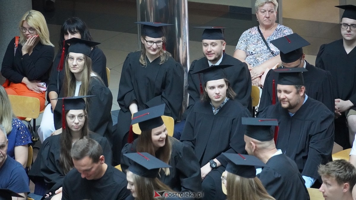 130 absolwentów odebrało dyplomy w WSAP. Po raz pierwszy wręczono tytuły magistra! [03.07.2026] - zdjęcie #88 - eOstroleka.pl