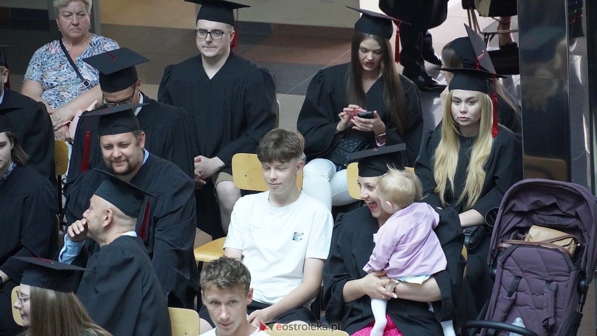130 absolwentów odebrało dyplomy w WSAP. Po raz pierwszy wręczono tytuły magistra! [03.07.2026] - zdjęcie #87 - eOstroleka.pl