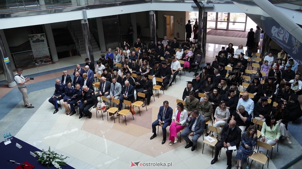 130 absolwentów odebrało dyplomy w WSAP. Po raz pierwszy wręczono tytuły magistra! [03.07.2026] - zdjęcie #84 - eOstroleka.pl