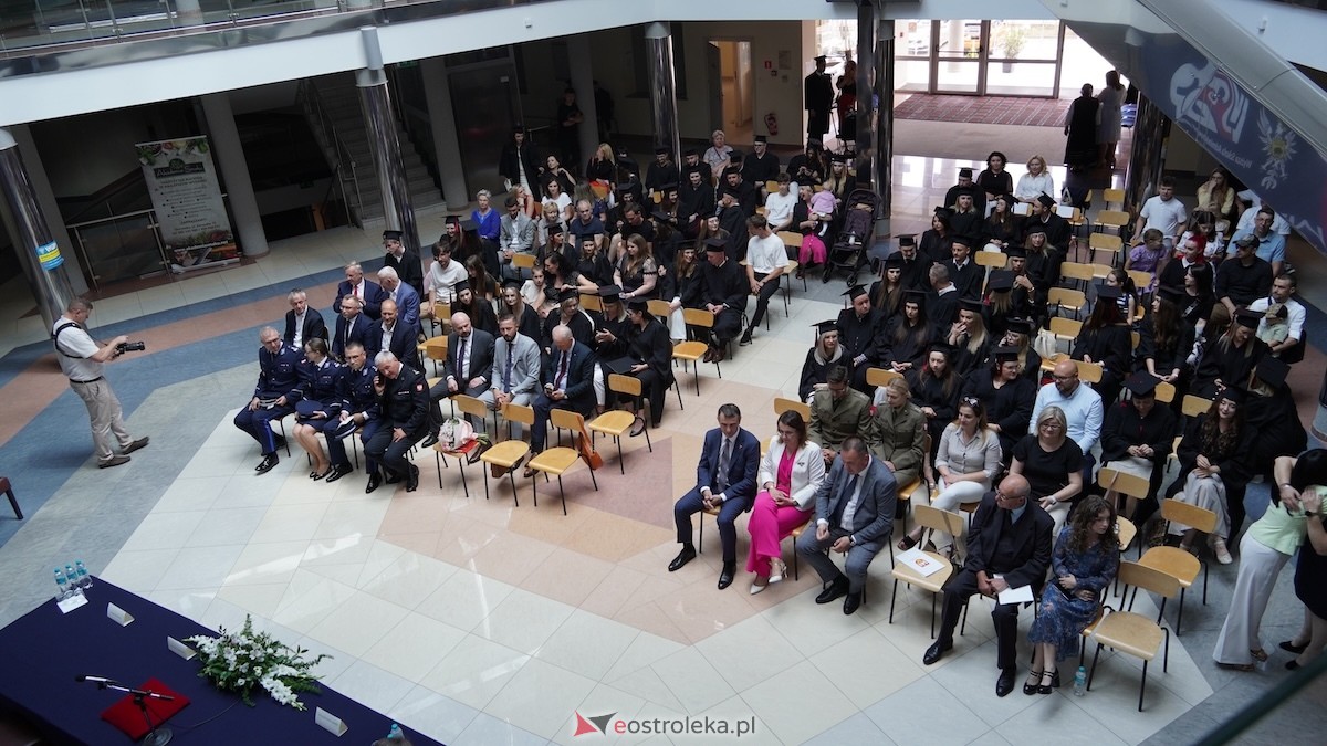 130 absolwentów odebrało dyplomy w WSAP. Po raz pierwszy wręczono tytuły magistra! [03.07.2026] - zdjęcie #83 - eOstroleka.pl