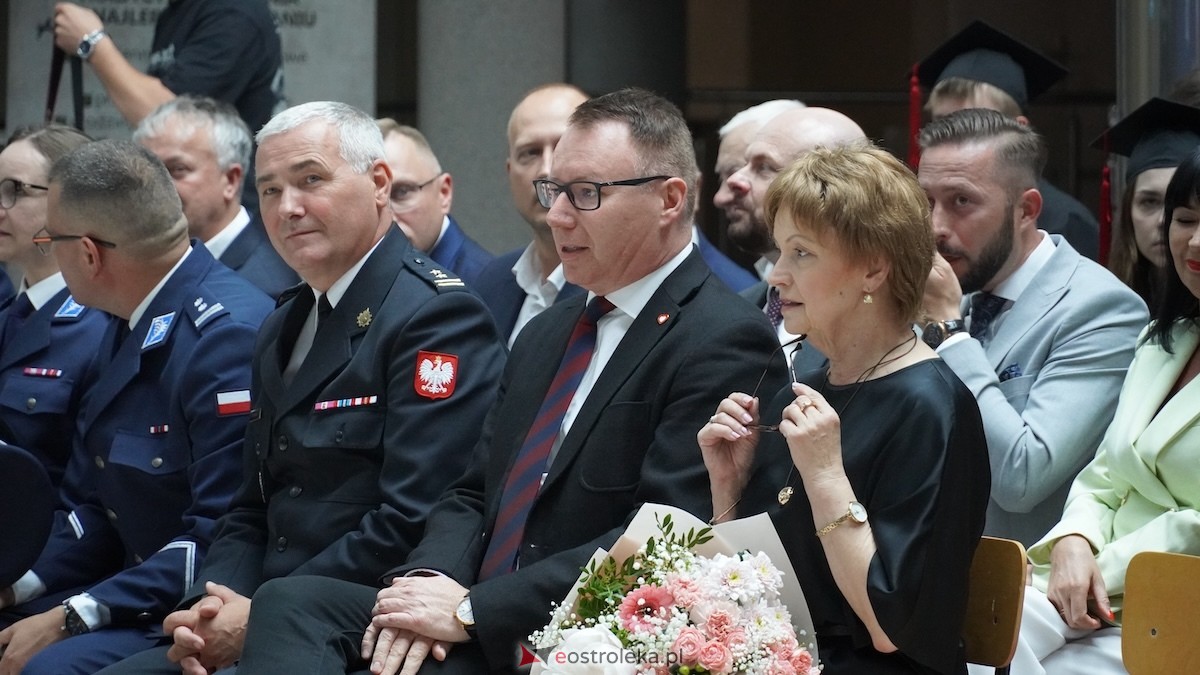 130 absolwentów odebrało dyplomy w WSAP. Po raz pierwszy wręczono tytuły magistra! [03.07.2026] - zdjęcie #77 - eOstroleka.pl