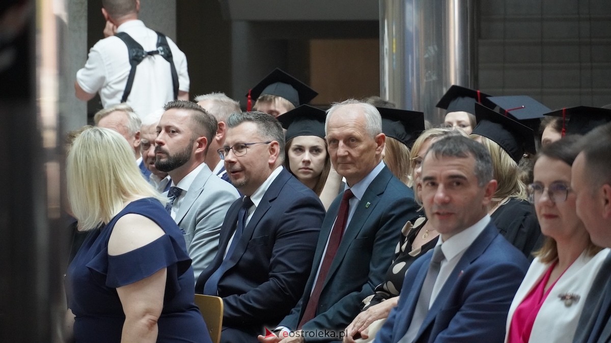 130 absolwentów odebrało dyplomy w WSAP. Po raz pierwszy wręczono tytuły magistra! [03.07.2026] - zdjęcie #72 - eOstroleka.pl