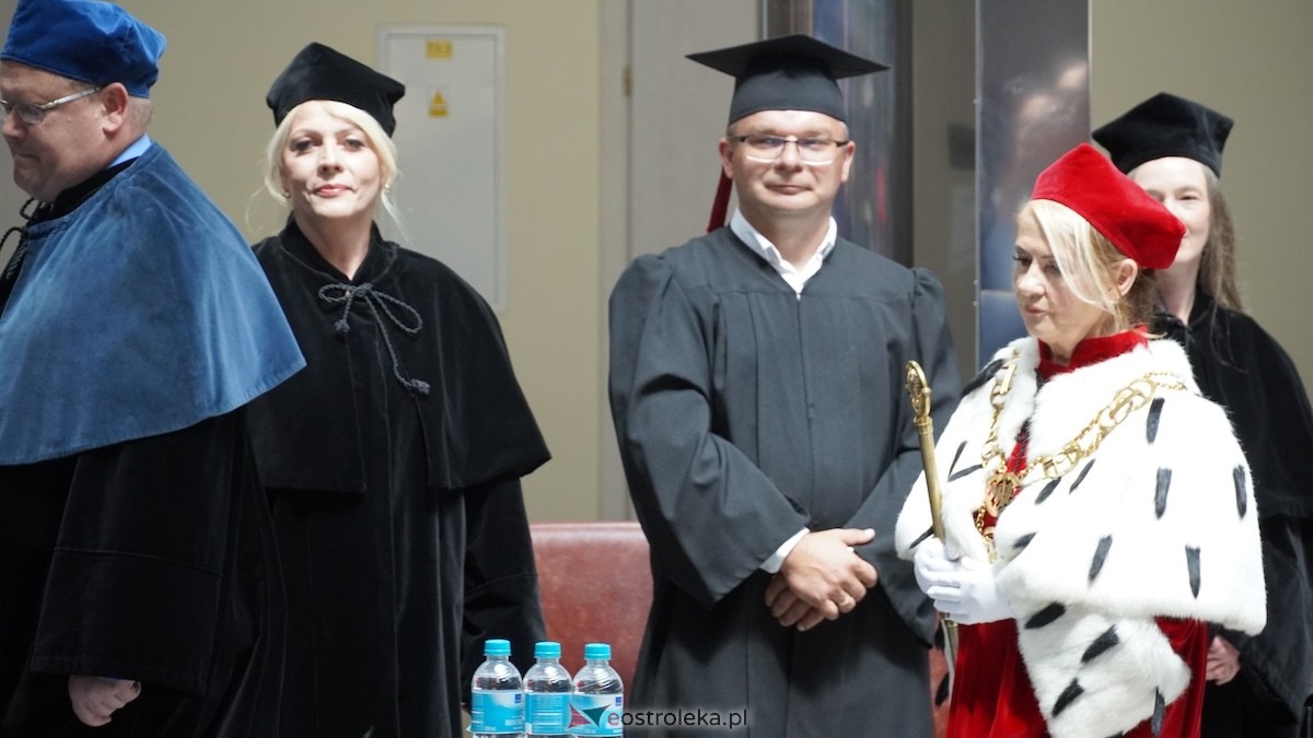 130 absolwentów odebrało dyplomy w WSAP. Po raz pierwszy wręczono tytuły magistra! [03.07.2026] - zdjęcie #69 - eOstroleka.pl