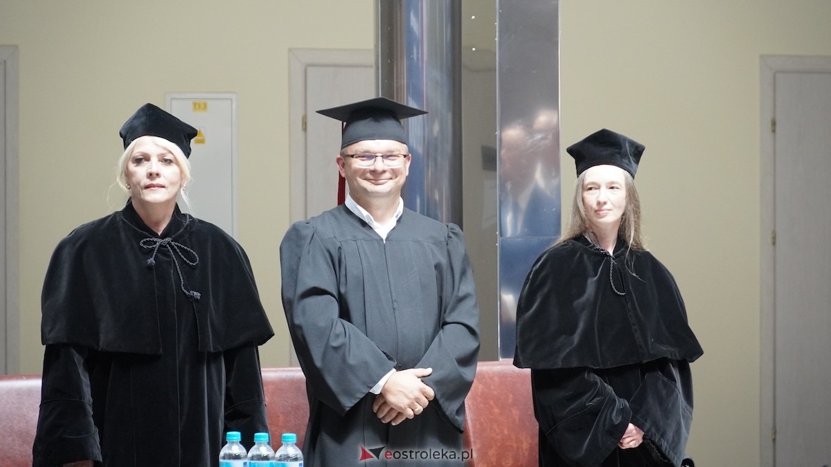 130 absolwentów odebrało dyplomy w WSAP. Po raz pierwszy wręczono tytuły magistra! [03.07.2026] - zdjęcie #68 - eOstroleka.pl