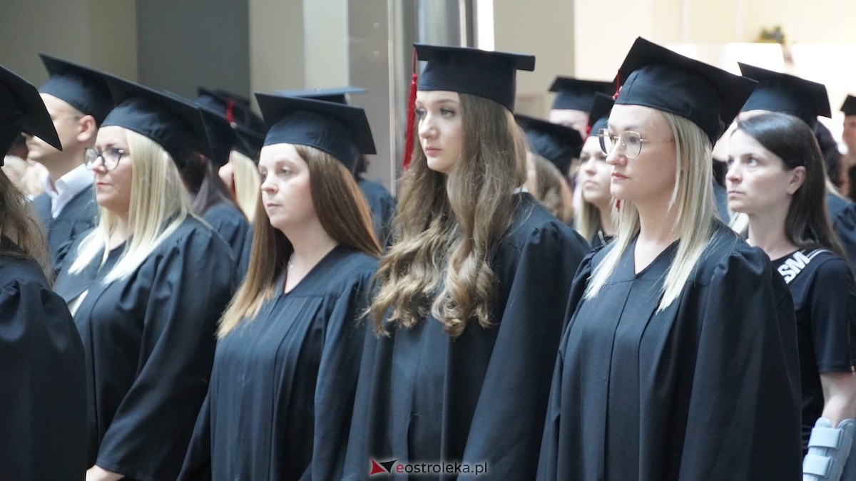 130 absolwentów odebrało dyplomy w WSAP. Po raz pierwszy wręczono tytuły magistra! [03.07.2026] - zdjęcie #60 - eOstroleka.pl
