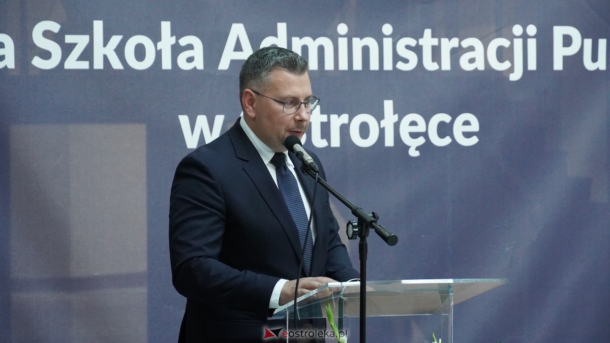 130 absolwentów odebrało dyplomy w WSAP. Po raz pierwszy wręczono tytuły magistra! [03.07.2026] - zdjęcie #49 - eOstroleka.pl