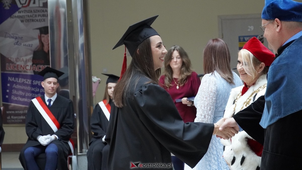 130 absolwentów odebrało dyplomy w WSAP. Po raz pierwszy wręczono tytuły magistra! [03.07.2026] - zdjęcie #25 - eOstroleka.pl