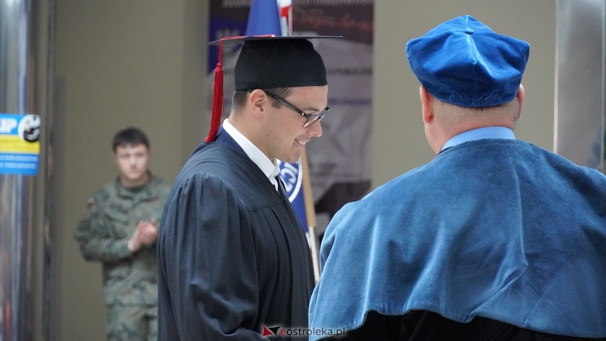130 absolwentów odebrało dyplomy w WSAP. Po raz pierwszy wręczono tytuły magistra! [03.07.2026] - zdjęcie #19 - eOstroleka.pl