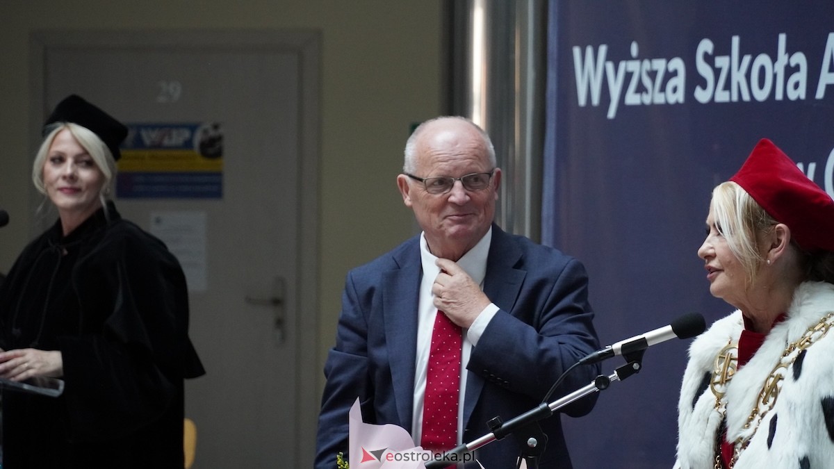 130 absolwentów odebrało dyplomy w WSAP. Po raz pierwszy wręczono tytuły magistra! [03.07.2026] - zdjęcie #18 - eOstroleka.pl