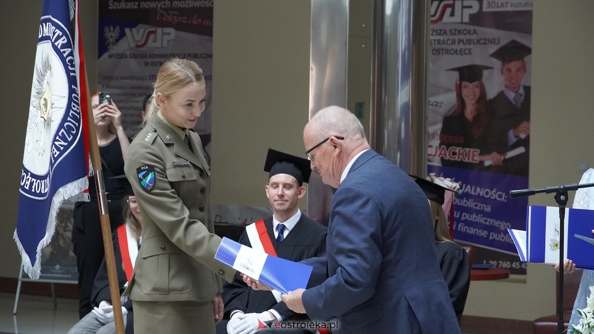 130 absolwentów odebrało dyplomy w WSAP. Po raz pierwszy wręczono tytuły magistra! [03.07.2026] - zdjęcie #13 - eOstroleka.pl
