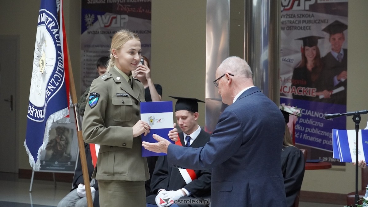 130 absolwentów odebrało dyplomy w WSAP. Po raz pierwszy wręczono tytuły magistra! [03.07.2026] - zdjęcie #12 - eOstroleka.pl