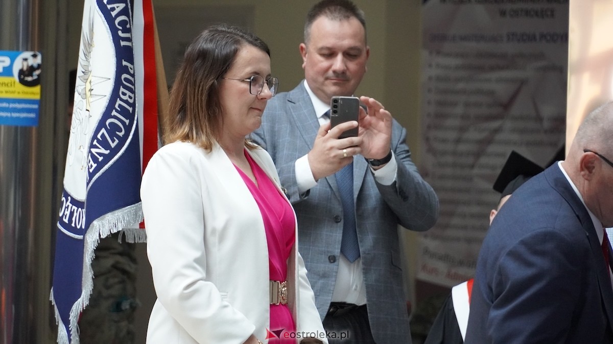 130 absolwentów odebrało dyplomy w WSAP. Po raz pierwszy wręczono tytuły magistra! [03.07.2026] - zdjęcie #7 - eOstroleka.pl
