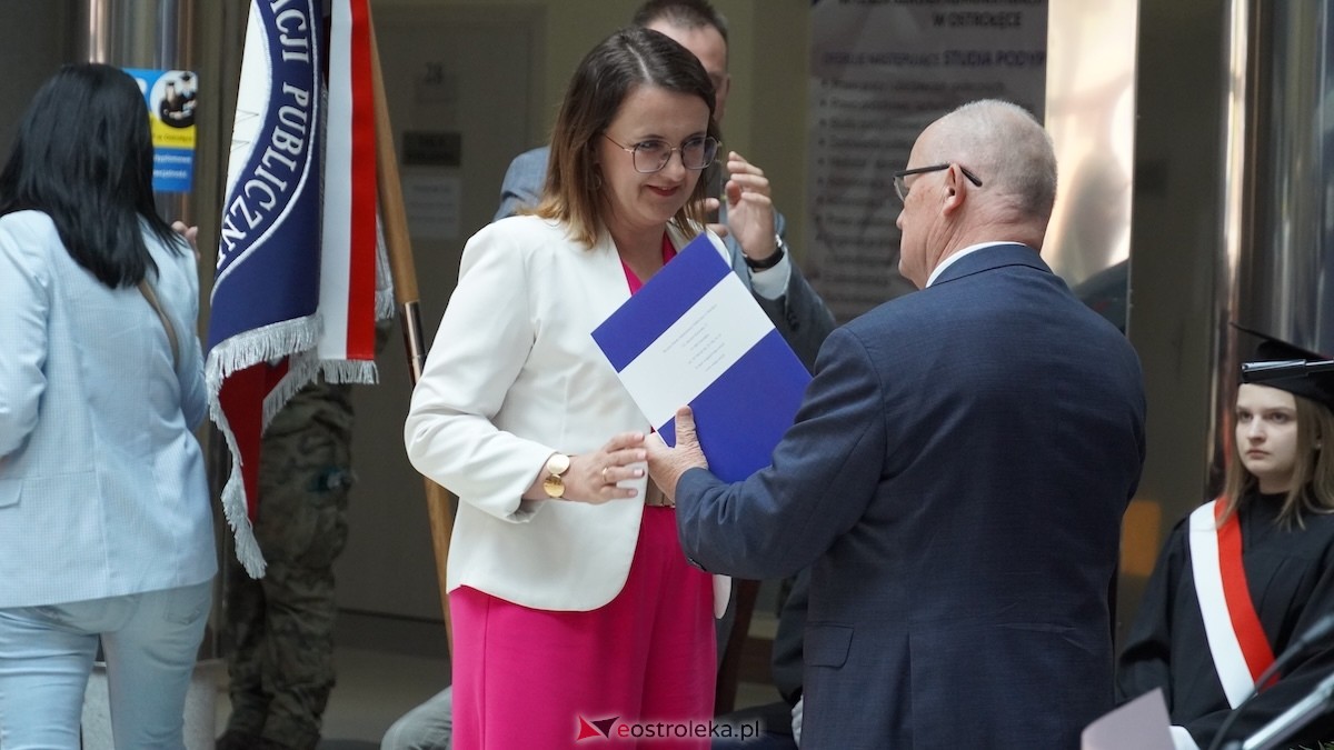 130 absolwentów odebrało dyplomy w WSAP. Po raz pierwszy wręczono tytuły magistra! [03.07.2026] - zdjęcie #5 - eOstroleka.pl