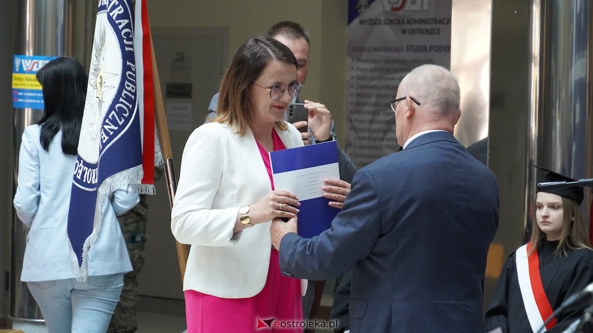 130 absolwentów odebrało dyplomy w WSAP. Po raz pierwszy wręczono tytuły magistra! [03.07.2026] - zdjęcie #4 - eOstroleka.pl