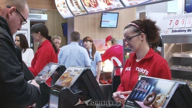 Otwarcie restauracji McDonalds w Ostrołęce [17.12.2011] - zdjęcie #38 - eOstroleka.pl