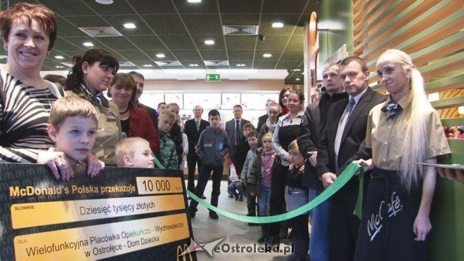 Otwarcie restauracji McDonalds w Ostrołęce [17.12.2011] - zdjęcie #25 - eOstroleka.pl