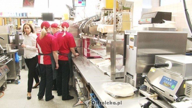 Otwarcie restauracji McDonalds w Ostrołęce [17.12.2011] - zdjęcie #11 - eOstroleka.pl