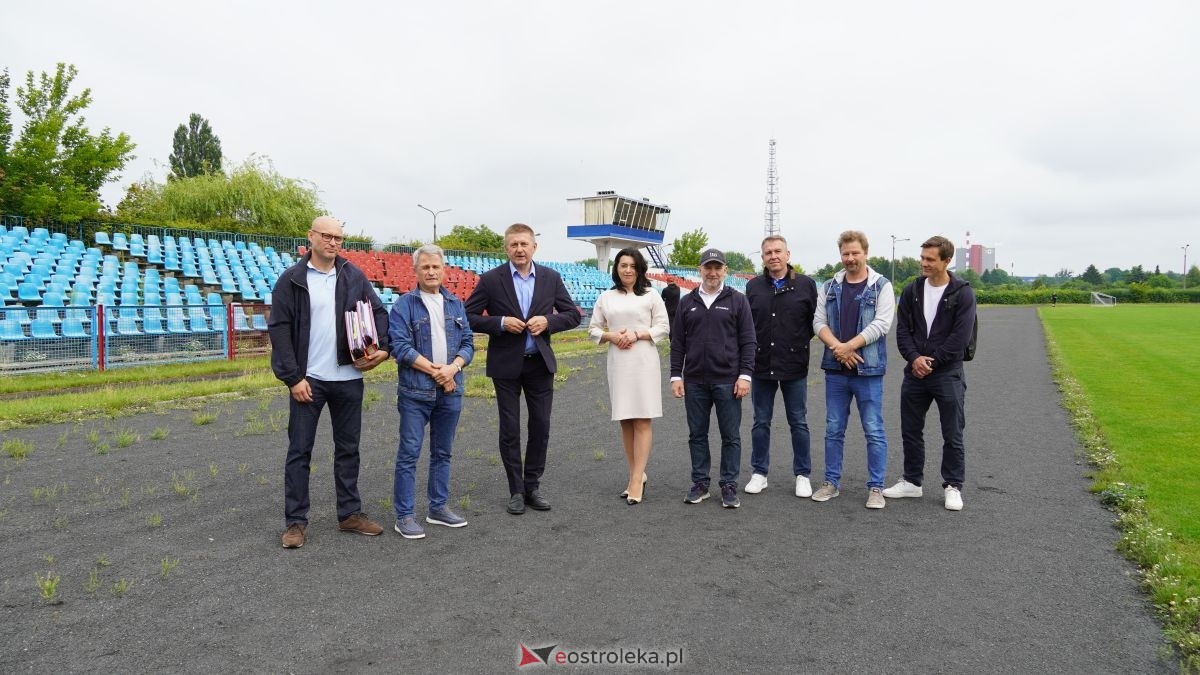 Przekazanie placu budowy stadionu lekkoatletycznego w Ostrołęce [13.07.2026] - zdjęcie #10 - eOstroleka.pl