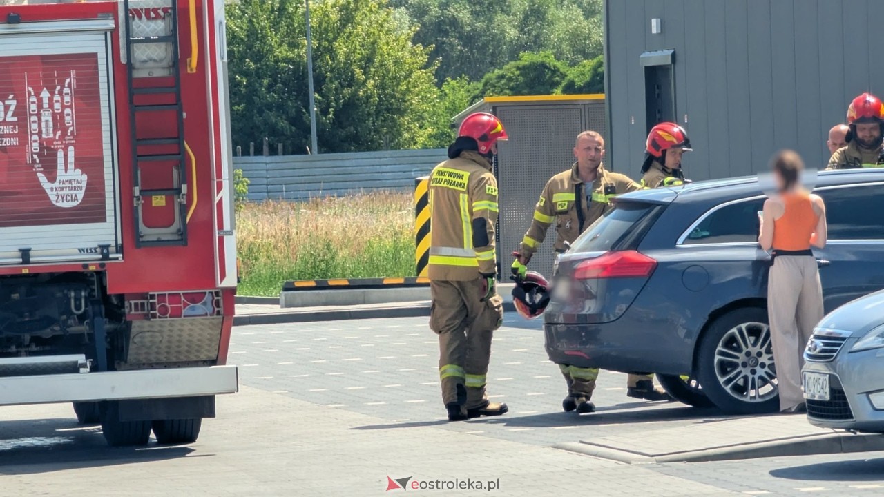 Akcja ratunkowa pod marketem w Ostrołęce [16.07.2026] - zdjęcie #12 - eOstroleka.pl